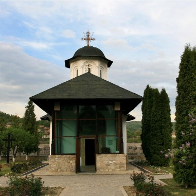 Biserica Sfintei Mănăstiri Ostrov