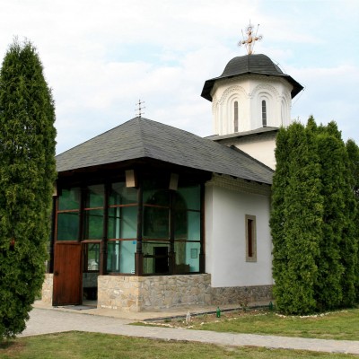 Biserica Sfintei Mănăstiri Ostrov