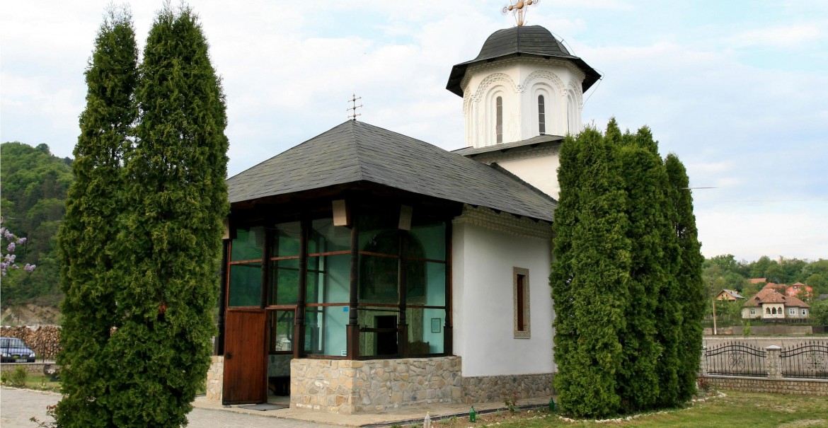 Biserica Sfintei Mănăstiri Ostrov