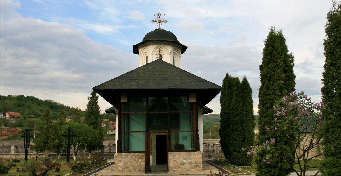 Biserica Sfintei Mănăstiri Ostrov