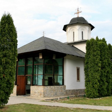 Biserica Sfintei Mănăstiri Ostrov